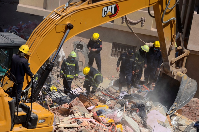 Αίγυπτος: 16 oι νεκροί από την κατάρρευση δεκαώροφου κτιρίου στο Κάιρο