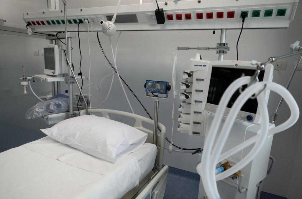 Κορονοϊός:  Στο «κόκκινο» η πίεση στα νοσοκομεία της Λάρισας – Γέμισαν οι ΜΕΘ