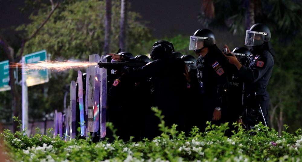 Ταϊλάνδη: Mε κανόνι νερού αντιμετώπισε η Αστυνομία τους διαδηλωτές