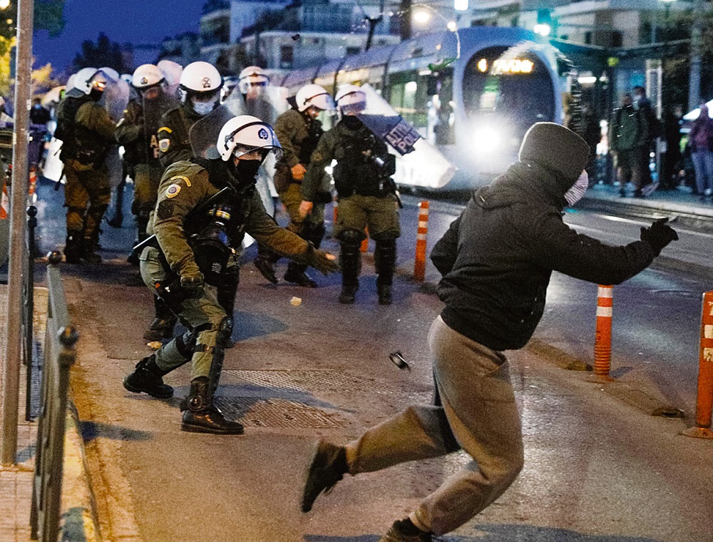 Κυβέρνηση σιδηρού νόμου και αιματηρής τάξης