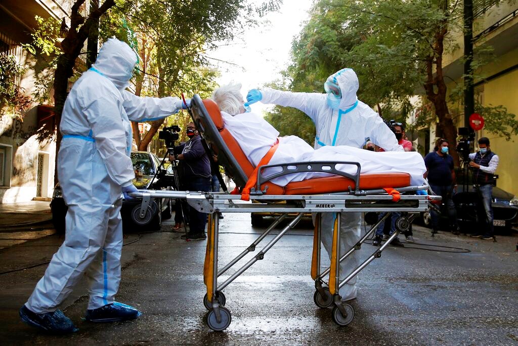 Στη δίνη του κορονοϊού: 707 στις ΜΕΘ – 53 θάνατοι – 1.496 νέα κρούσματα