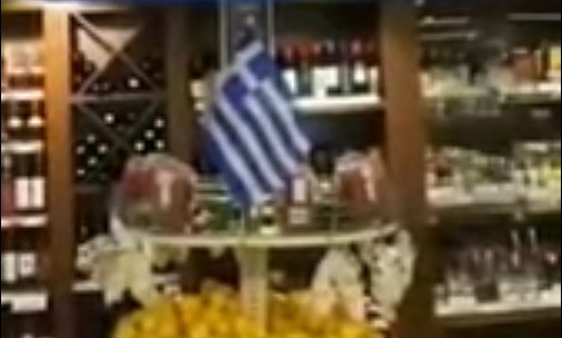 Εργαζόμενοι σε σούπερ μάρκετ κάθονται προσοχή την ώρα που ακούγεται ο εθνικός ύμνος (Video)
