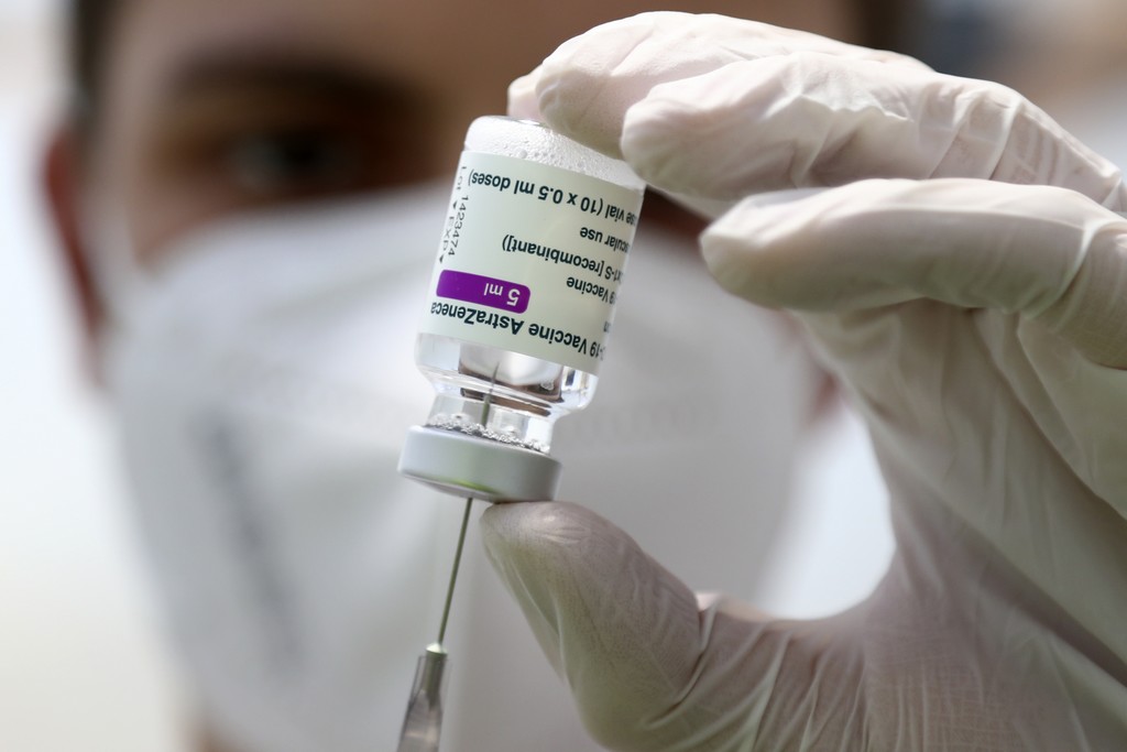 ΕΜΑ: Δεν συνιστά τη διακοπή της χρήσης του εμβολίου της AstraZeneca