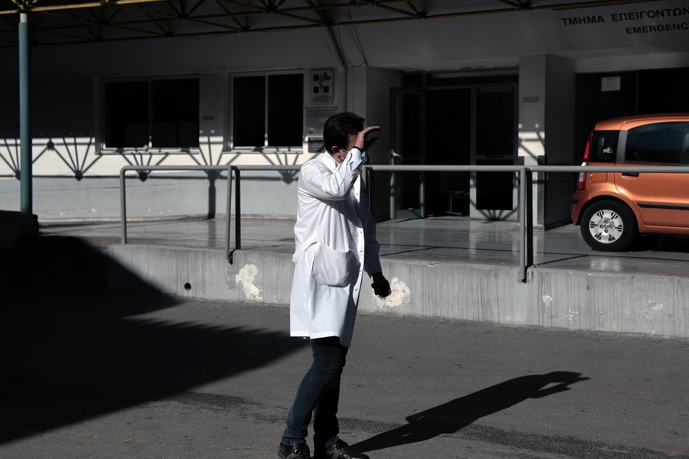 Καταγγελία νοσοκομειακών γιατρών για απόλυση συναδέλφου τους – «Κανείς δεν περισσεύει»