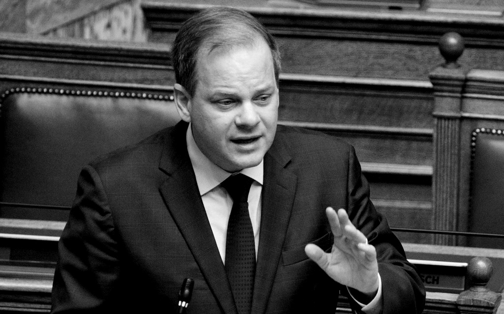 Έγκλημα Τέμπη: Το Μαξίμου καλύπτει ξανά τον Κώστα Καραμανλή – «Ανέλαβε ευθύνη, παραιτούμενος αυθημερόν»