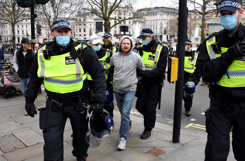 Βρετανία: Δεκάδες συλλήψεις και τραυματισμοί σε διαδήλωση εναντίον των περιοριστικών μέτρων