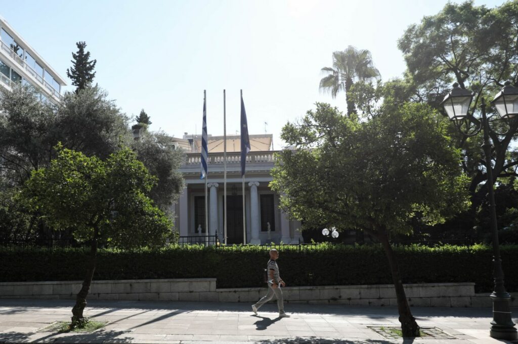 Μαξίμου: Η μπάλα στην… εξέδρα μετά την αποκάλυψη του Documento πως θάφτηκαν καταγγελίες ενεργειακών κολοσσών για μίζες