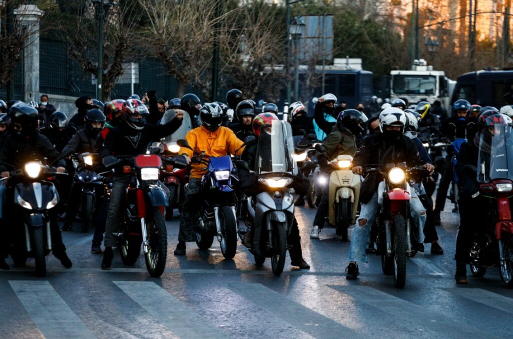 Μοτοπορεία από διανομείς έξω από τη Βουλή για τον 23χρονο Ιάσονα