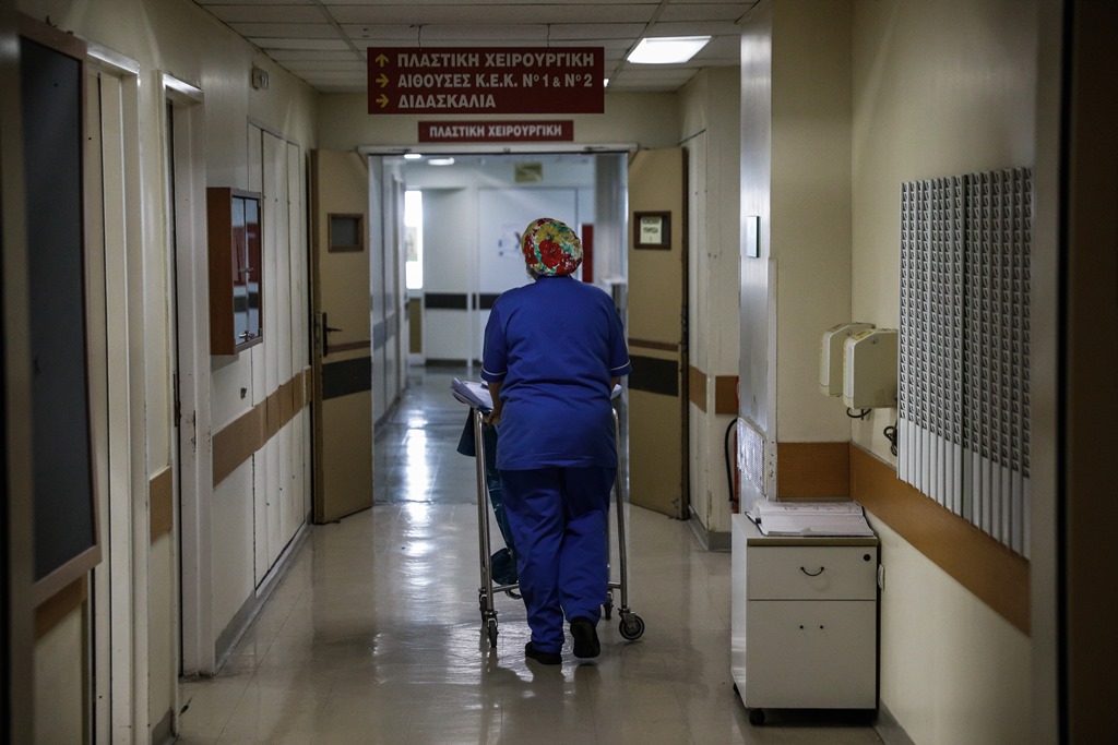 Έρευνα: Σχεδόν το 35% των πολιτών στην Ελλάδα δυσαρεστημένο από τα δημόσια νοσοκομεία