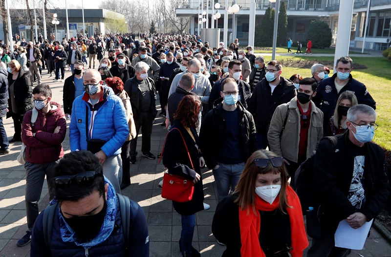 Χιλιάδες υπήκοοι γειτονικών χωρών, εισέρχονται στη Σερβία για να εμβολιαστούν