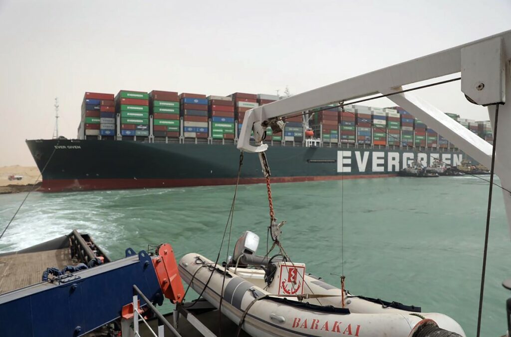 Κλειστή η Διώρυγα του Σουέζ λόγω αποκόλλησης πλοίου – Εκατοντάδες πλοία στη ζώνη αναμονής (Photos)