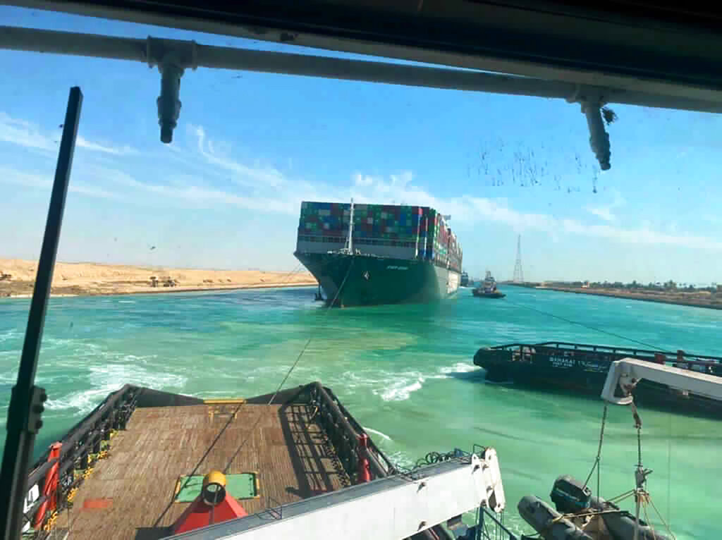 Ο διεθνής Τύπος της 30ης Μαρτίου: Ξεκόλλησε το πλοίο στο Σουέζ – Αρχίζει η δίκη του δολοφόνου του Φλόιντ