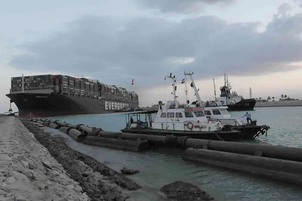 Αίγυπτος-Σουέζ: Αρχίζει η τρίτη και δυσκολότερη επιλογή για την απομάκρυνση του πλοίου (Photos)