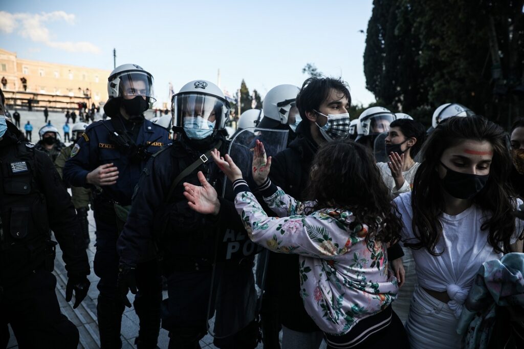 Αστυνομικές προκλήσεις και επίθεση κατά διαδηλωτών στο Σύνταγμα (Photos & Video)
