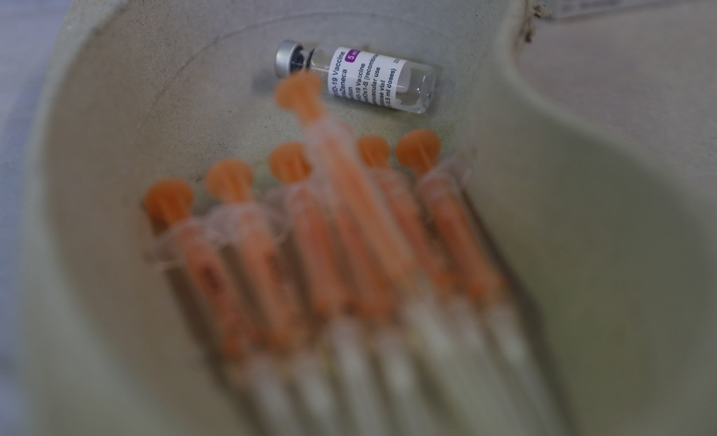 Φον ντερ Λάιεν: Έκτακτα μέτρα και απαγόρευση εξαγωγών εμβολίων στο τραπέζι
