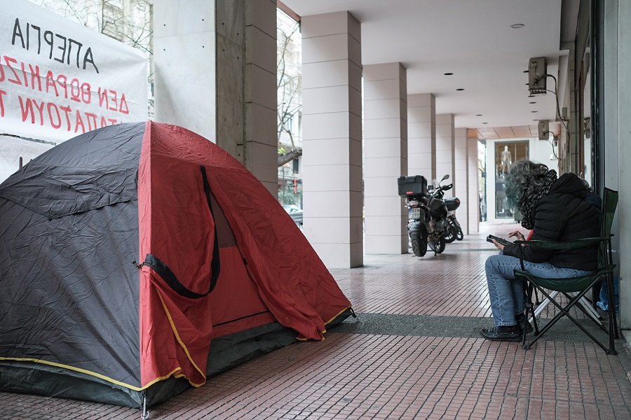 Μαρίνα Βήχου – 4η ημέρα απεργία πείνας έξω από την ΕΣΗΕΑ: «Ας μιλήσουμε λοιπόν για εκβιασμούς…»