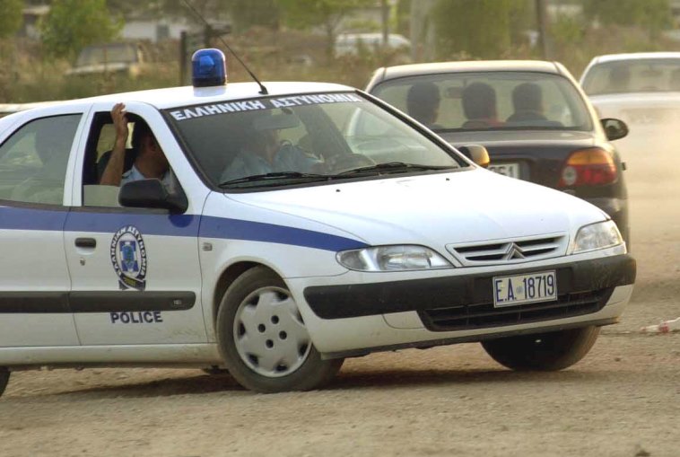 Δύο άτομα συνελήφθησαν στον Πειραιά – Εντοπίστηκαν 39 βόμβες μολότοφ στο όχημά τους