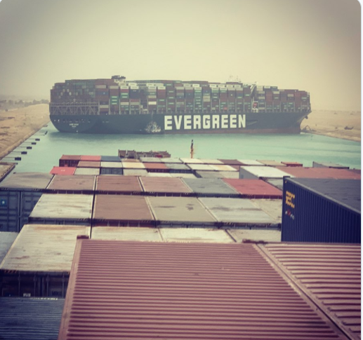 «Κυκλοφοριακό» στη Διώρυγα του Σουέζ από γιγάντιο πλοίο που «κόλλησε»