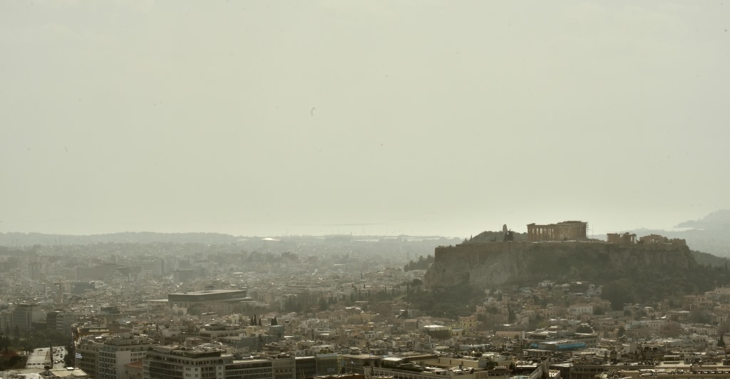 Σκόνη και λασποβροχές σε όλη τη χώρα