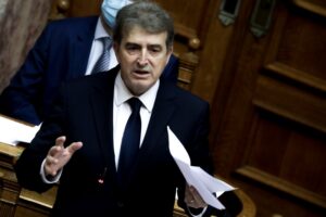 Δεν αναγνωρίζει την παραίτηση του προέδρου του ΕΟΦ ο Χρυσοχοΐδης: «Έληξε η θητεία του»