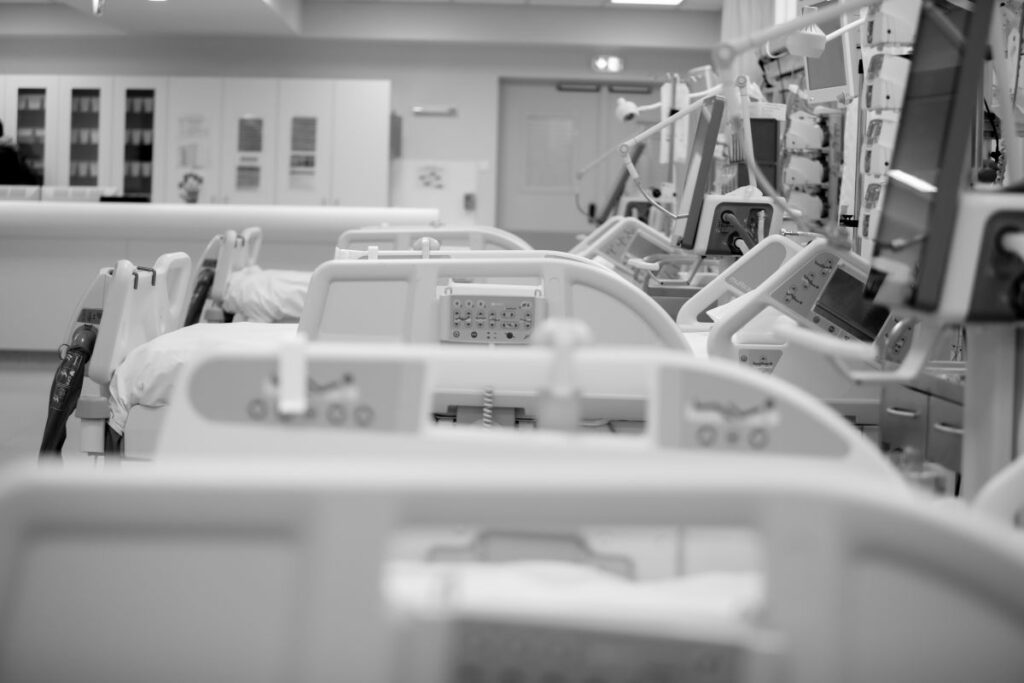 Κορονοϊός: Πεθαίνουν στην «ουρά» για μία ΜΕΘ – Εφιαλτική η κατάσταση στα νοσοκομεία