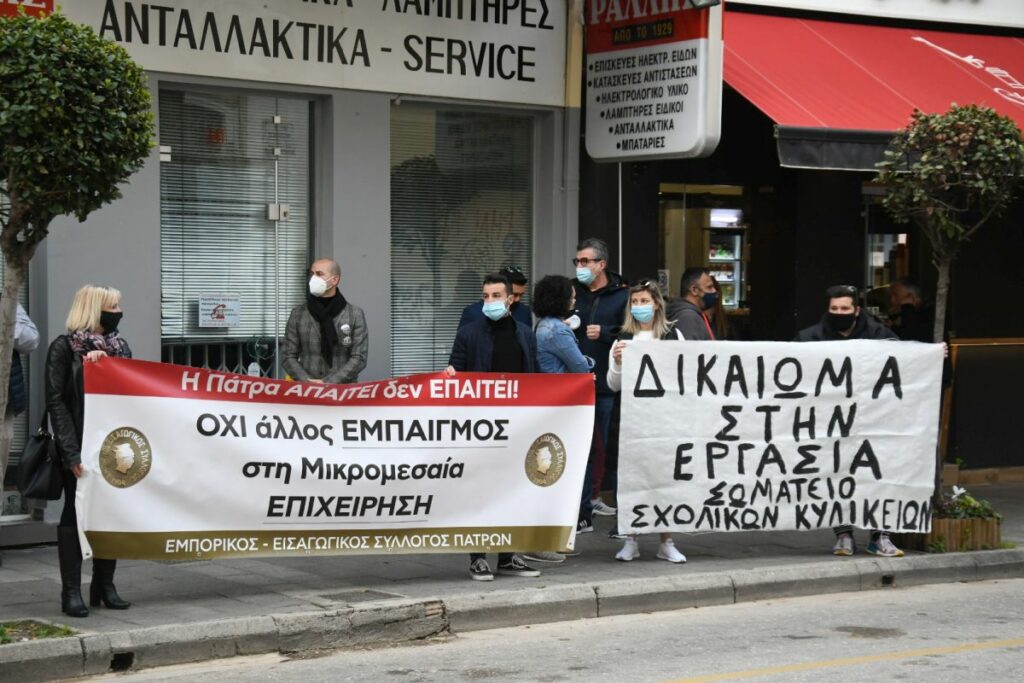 Ο Πέτσας «φορτώνει» στον ΣΥΡΙΖΑ τα γιουχαΐσματα των εμπόρων στην Πάτρα – Η απάντηση της Αναγνωστοπούλου