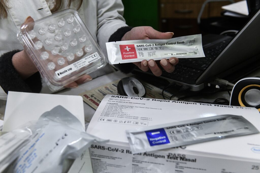 Νέο σκάνδαλο με τα self test: Αντί για ατομικά, έφτασαν στα φαρμακεία συσκευασίες 25 τεμαχίων