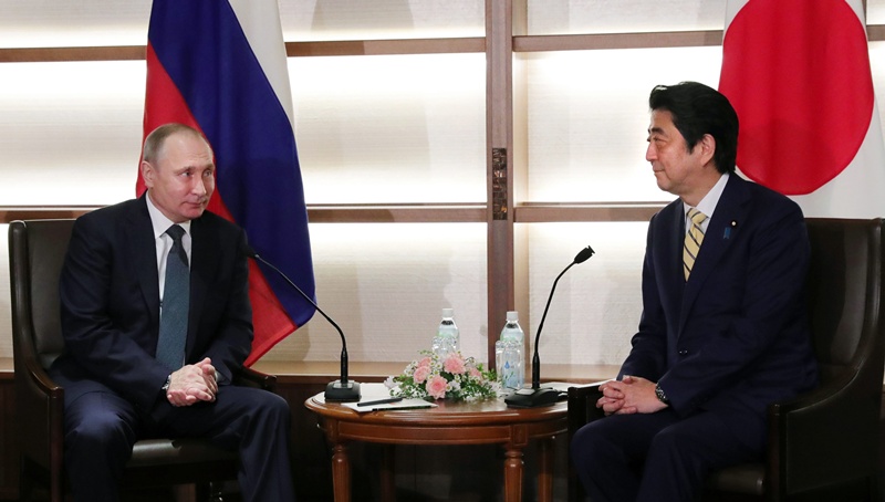 Συνεχίζονται οι συνομιλίες Πούτιν – Άμπε στο Τόκιο