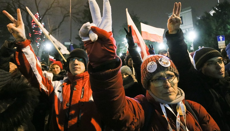 Πορείες και κλιμάκωση της πολιτικής κρίσης στην Πολωνία