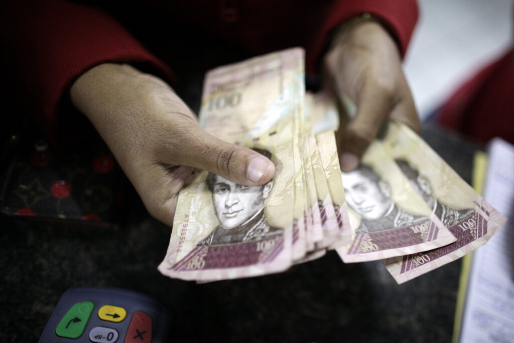 Βενεζουέλα: Παίρνει παράταση το χαρτονόμισμα των 100 μπολιβάρ
