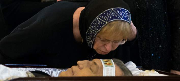 Κηδεία Καρλόφ: Η σπαρακτική φωτογραφία της συζύγου του