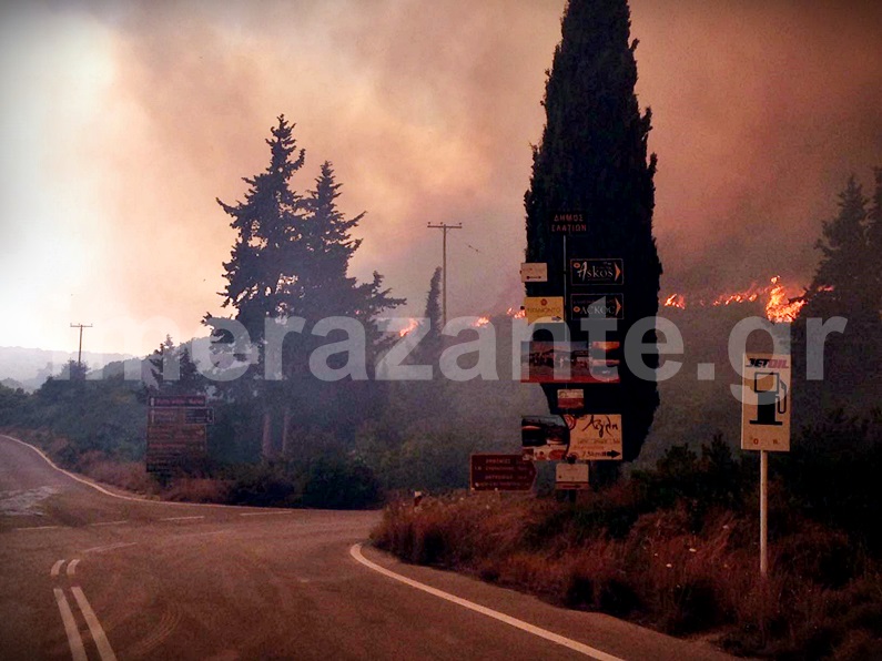 Ζάκυνθος: Εκτός ελέγχου δασική πυρκαγιά – Κατευθύνεται στο χωριό Βολιμές (Video)