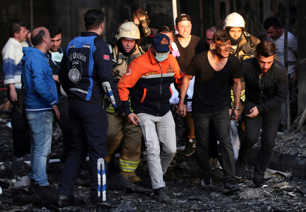 Μεγάλη πυρκαγιά σε νοσοκομείο στην Κωνσταντινούπολη (Video+Photos)