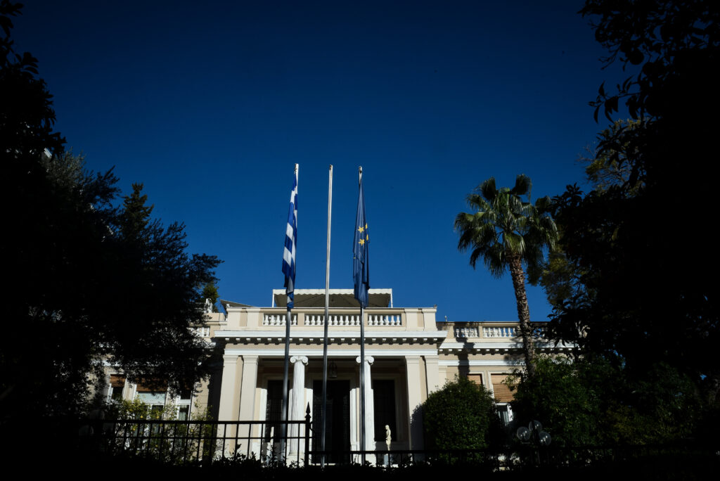 Μαξίμου για ομιλία Μητσοτάκη: Αν μαζευτούν όσοι περιμένουν τα δανεικά της ΝΔ θα κλείσει η Πειραιώς