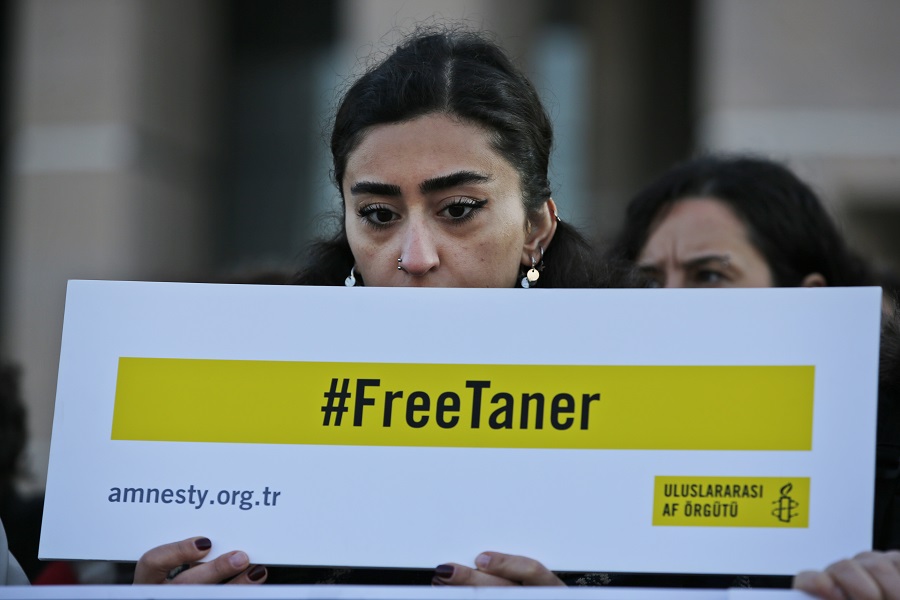 Τουρκία: Αποφυλακίστηκε ο επικεφαλής της Διεθνούς Αμνηστίας στη χώρα