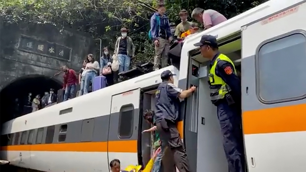 Τραγωδία στην Ταϊβάν: Εκτροχιασμός τρένου σε τούνελ με δεκάδες νεκρούς και τραυματίες