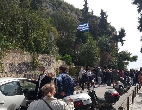 Συνωστισμός και στο… Λυκαβηττό (εικόνες)