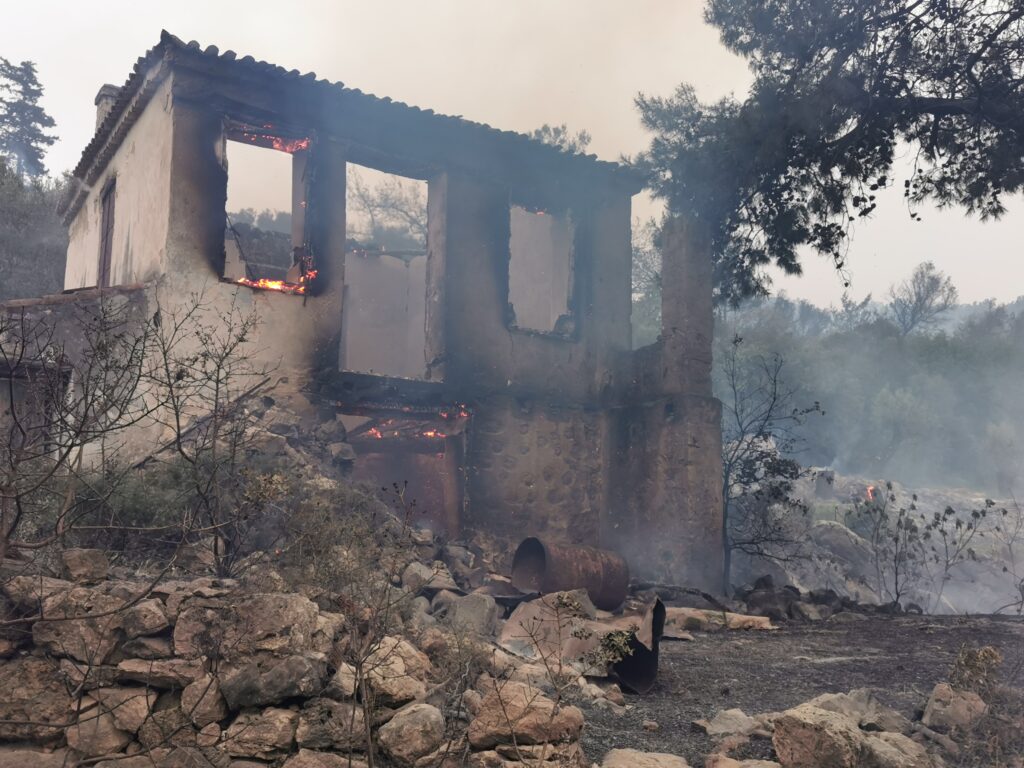 Μεγάλη πυρκαγιά απείλησε σπίτια στη Σάμο