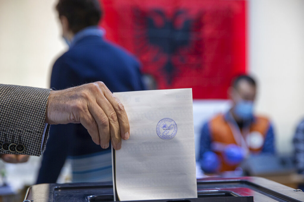 Αλβανία: Πρώτο το Σοσιαλιστικό Κόμμα του Έντι Ράμα – Αμφίρροπη μάχη για σχηματισμό κυβέρνησης