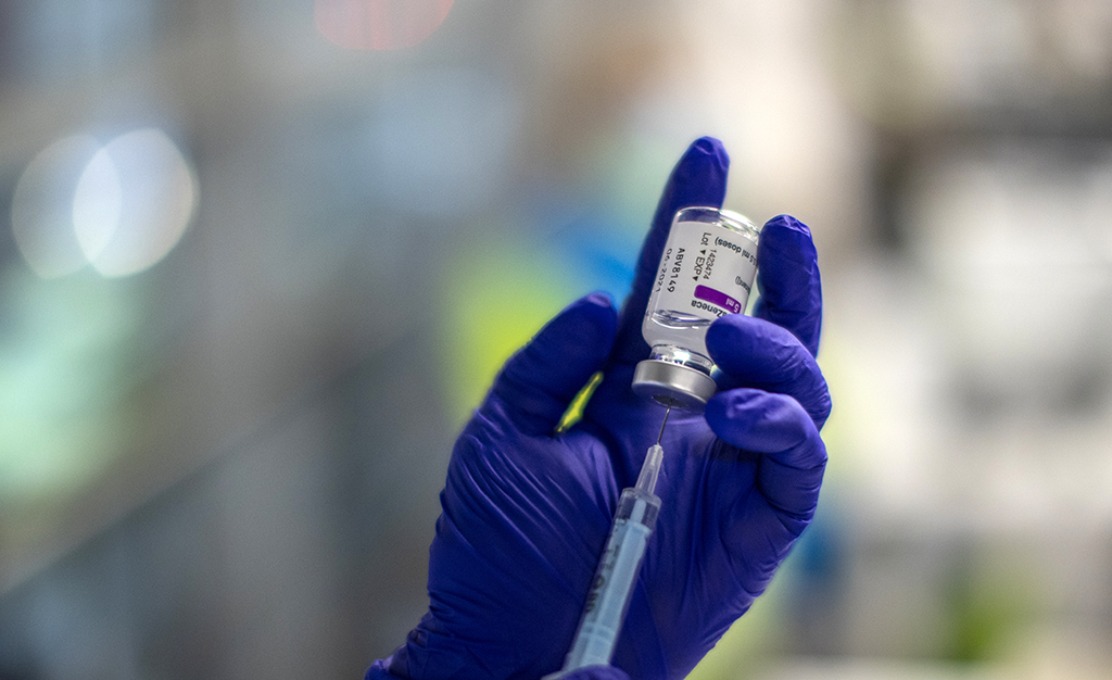 Εθνική Επιτροπή Εμβολιασμών: Το εμβόλιο της AstraZeneca θα χορηγείται σε άτομα άνω των 30 ετών