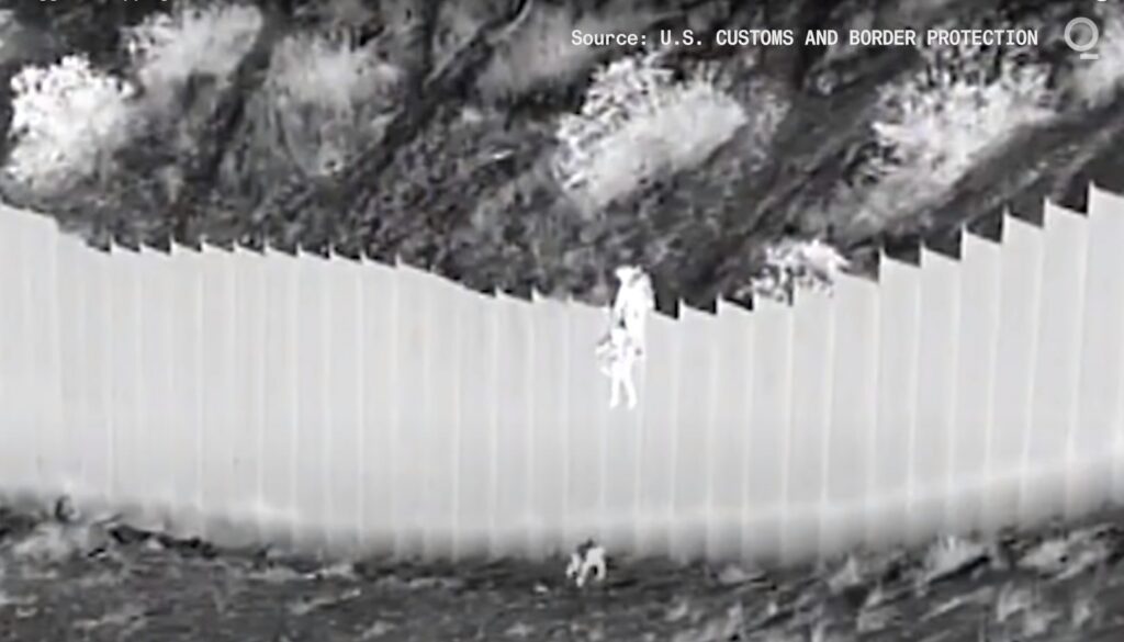 ΗΠΑ: Διακινητής πέταξε δύο κοριτσάκια από έναν ψηλό τοίχο στα σύνορα με το Μεξικό (Video)