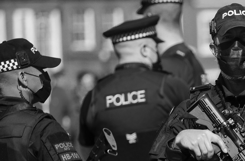 Βρετανία: Δύο αστυνομικοί διώκονται για σέλφι που τράβηξαν σε σκηνή διπλού φόνου