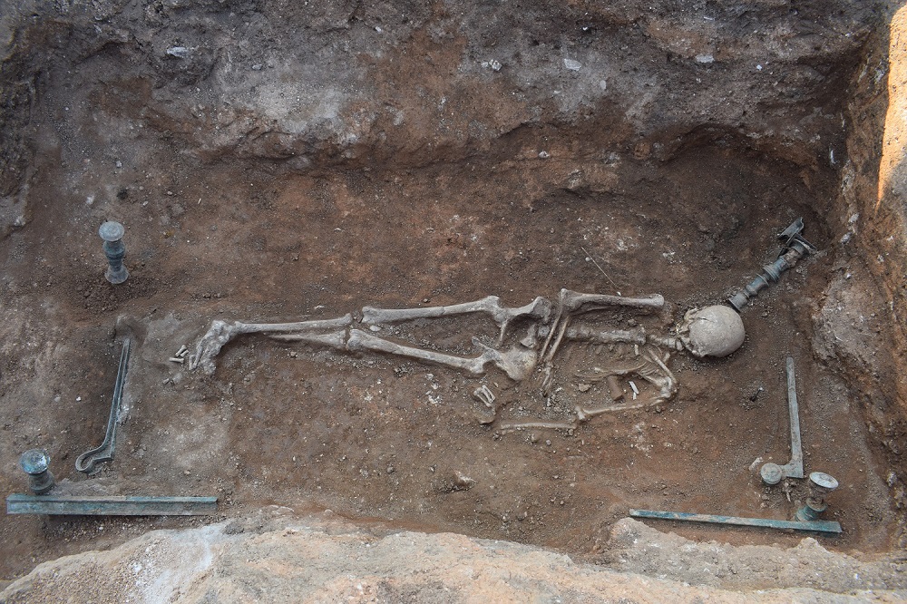 Μοναδική ανακάλυψη στην Κοζάνη : Μια κλίνη 2.100 ετών και μια πλούσια νεκρή με αινιγματική ταυτότητα (Photos)