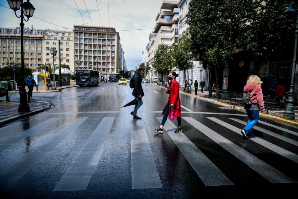 Lockdown: Παρά την «ασφυξία» στις ΜΕΘ, σκέψεις για νέα ανοίγματα με self test και… ατομική ευθύνη