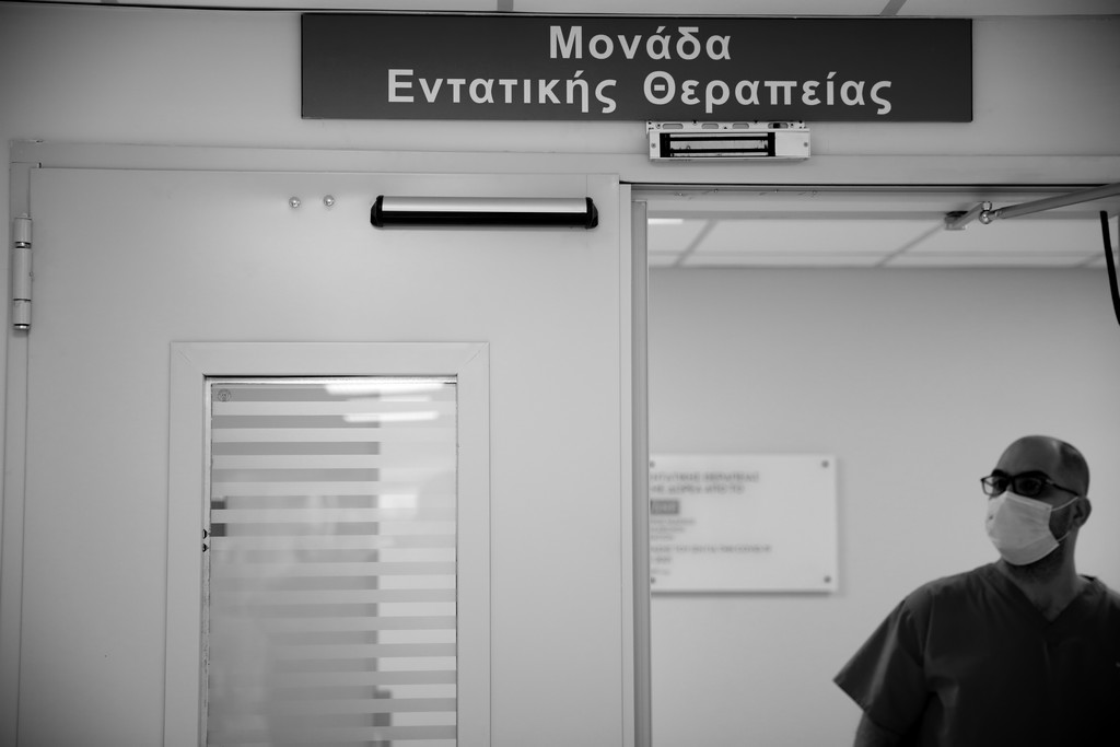 Ασφυκτική η πίεση στα νοσοκομεία – Δεκάδες οι διασωληνωμένοι εκτός ΜΕΘ