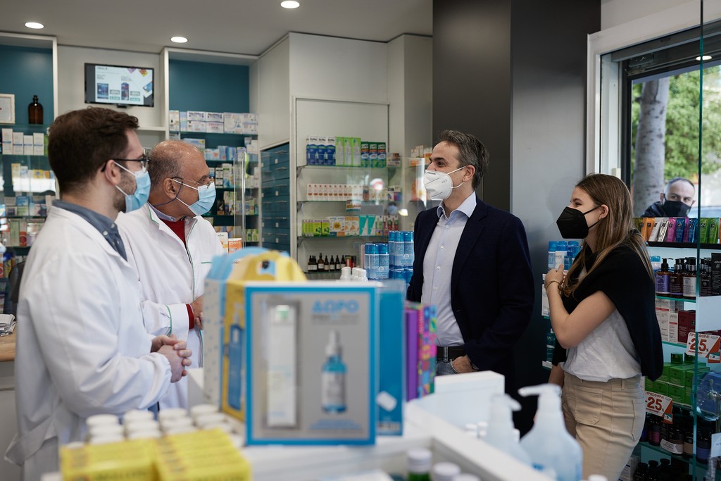 Νέα γκάφα από την κυβέρνηση: Με πρόστιμο απειλείται φαρμακείο που επισκέφθηκε ο Μητσοτάκης
