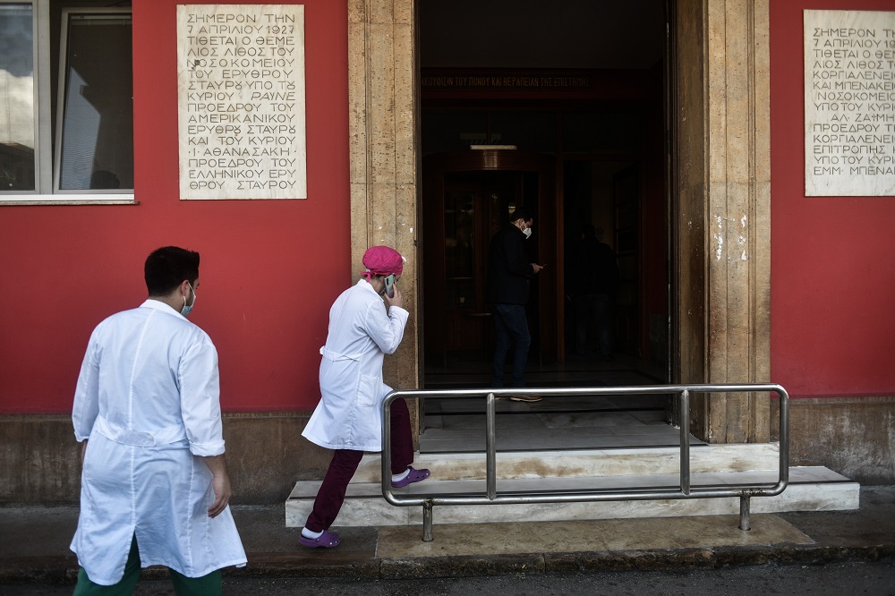 Κορονοϊός: 16 νέοι θάνατοι, 2.575 κρούσματα, 132 διασωληνωμένοι