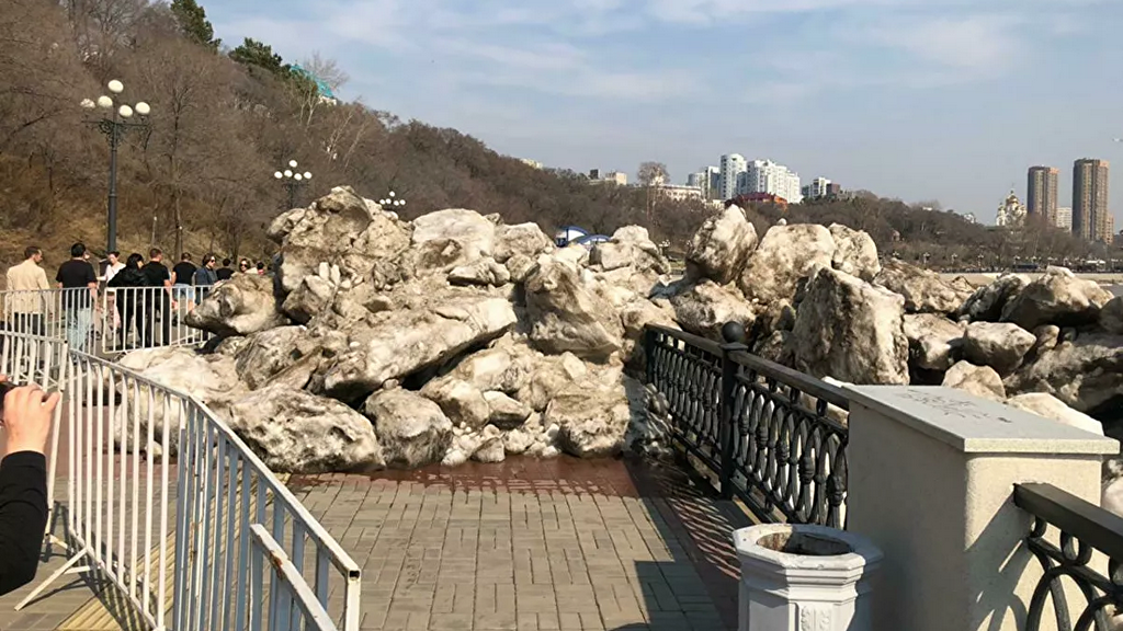 Κομμάτια πάγου αποκολλήθηκαν και προκάλεσαν πανικό σε πόλη της Ρωσίας (Video)