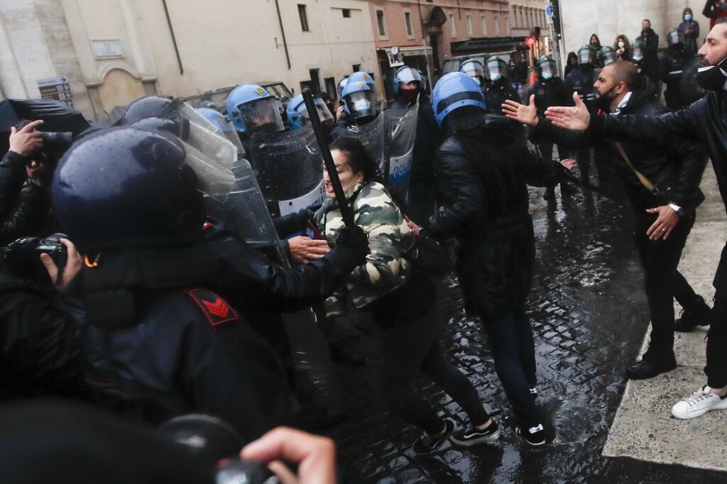 Ιταλία: Επεισόδια σε διαδήλωση υπέρ του ανοίγματος των εμπορικών επιχειρήσεων