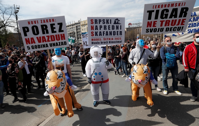 Χιλιάδες Σέρβοι διαδήλωσαν στο Βελιγράδι, ζητώντας μέτρα κατά της μόλυνσης του περιβάλλοντος
